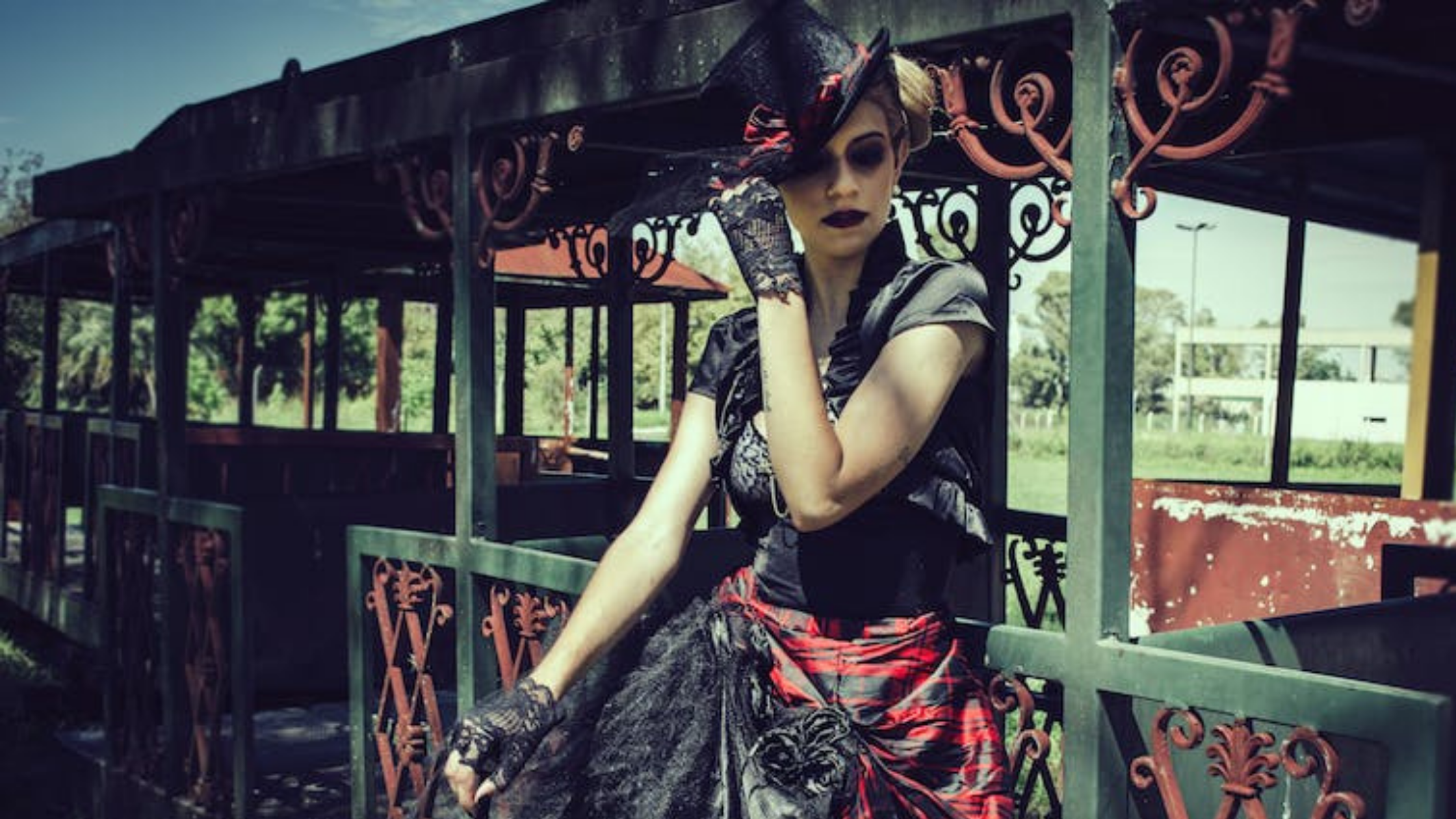Au-delà du noir : explorer la palette de couleurs de la mode gothique