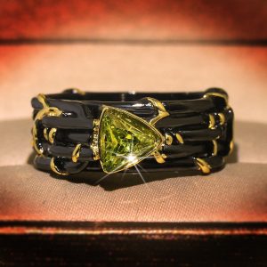 Bague noire en cuivre avec pierres taillées en triangle