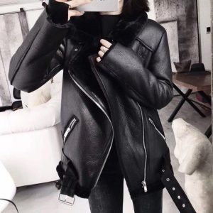Mode gothique femme avec manteau en cuir