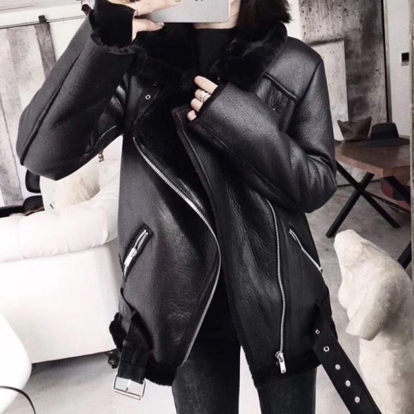 Mode gothique femme avec manteau en cuir