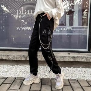 Look rock avec le Pantalon Gothique Chaîne