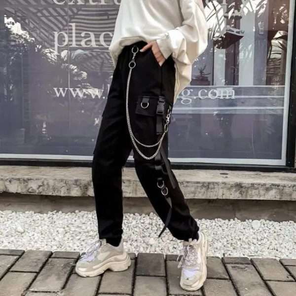 Look rock avec le Pantalon Gothique Chaîne